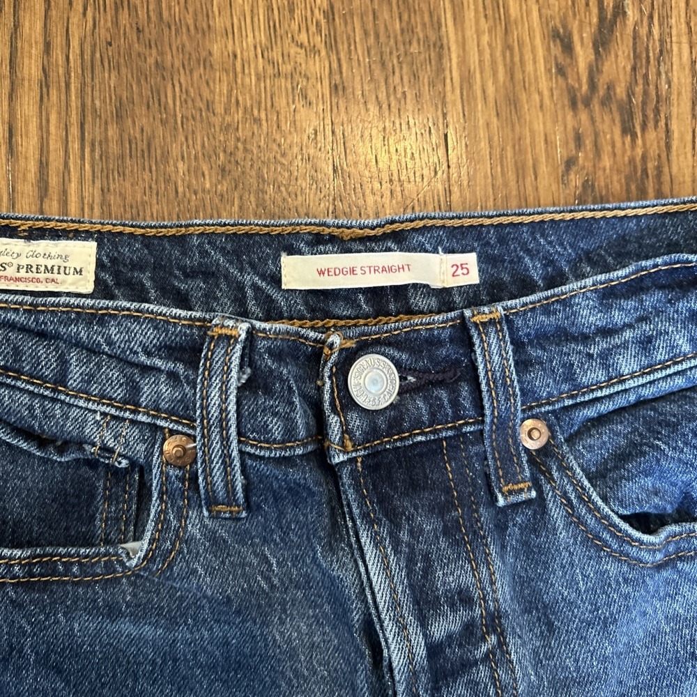 Levi 501 Jeans Womens 25 Blue Dark Wash Button Fly Wedgie Straight Leg Modern - Picture 3 of 8